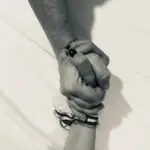 28. Manos que sostienen